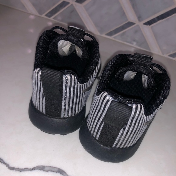 Baby Nike Athletic Shoes Black and Silver Size 4 - Picture 2 of 5